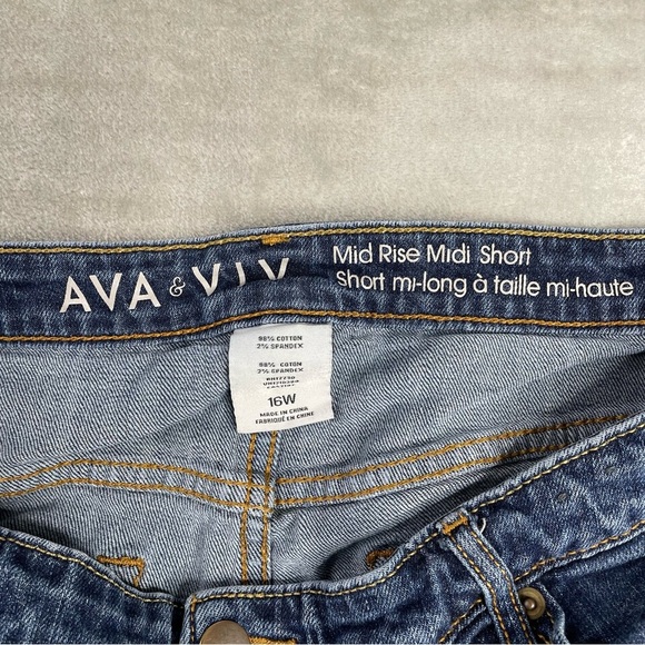 Ava & Viv Women's Distressed Blue Denim Shorts Size 16W - Picture 5 of 8